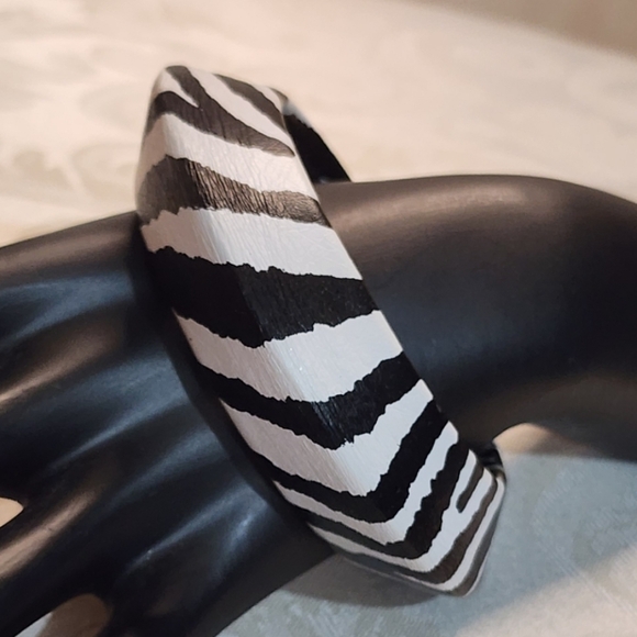 VINTAGE 80S ZEBRA LEATHER STATEMENT CUFF BRACELET RUNWAY STYLE - Picture 6 of 7